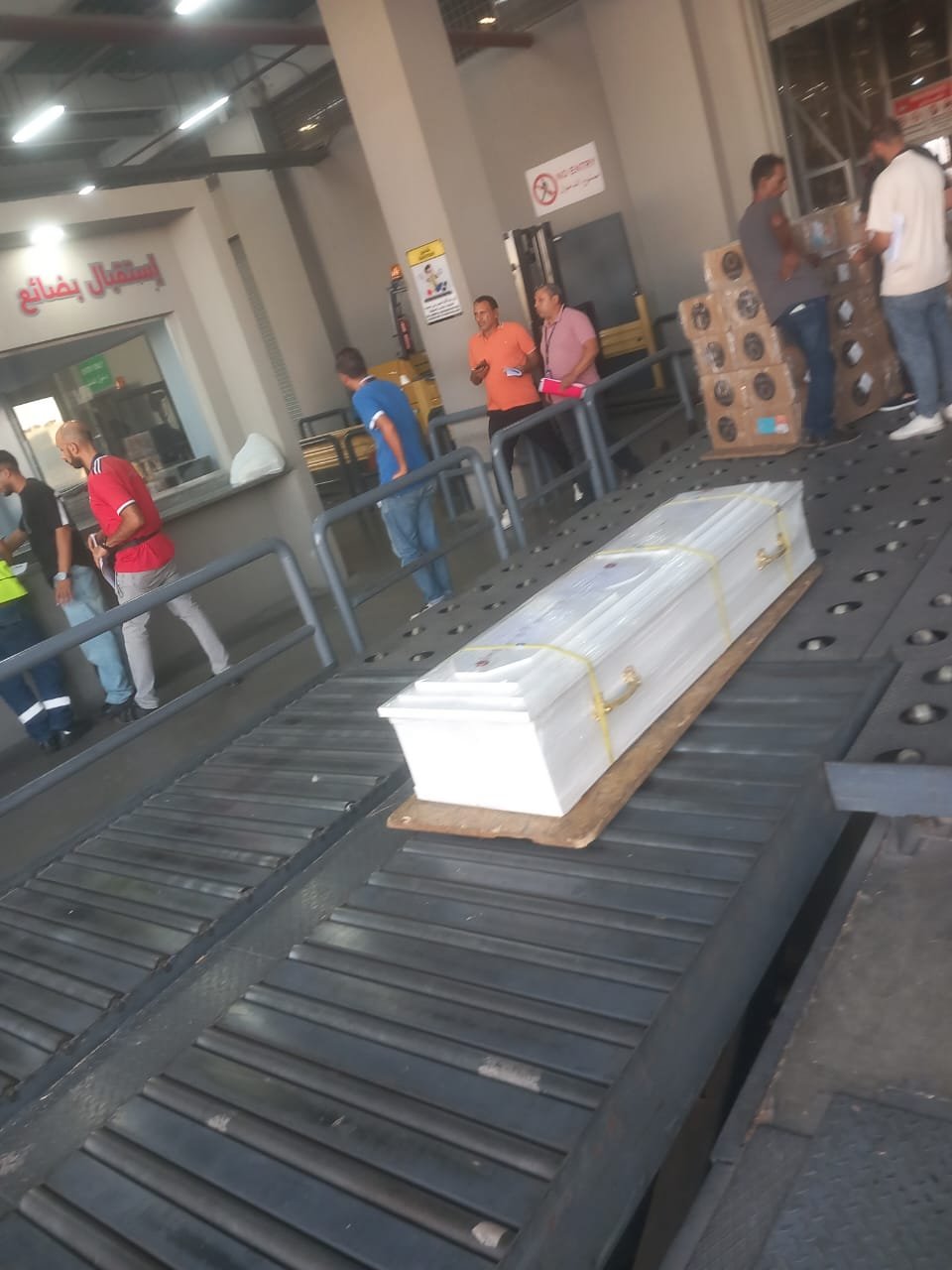 استلام شحنات حساسة من المطار