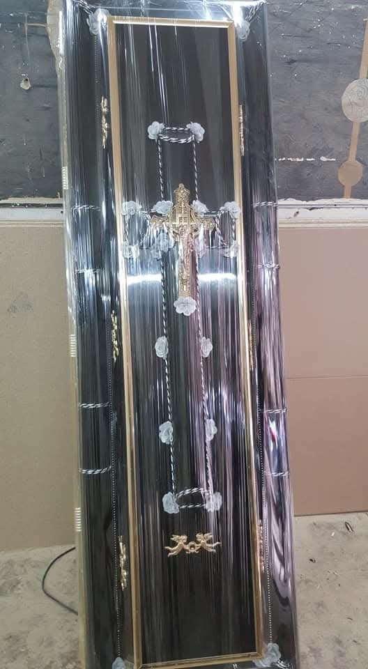 نعش أسود مزخرف