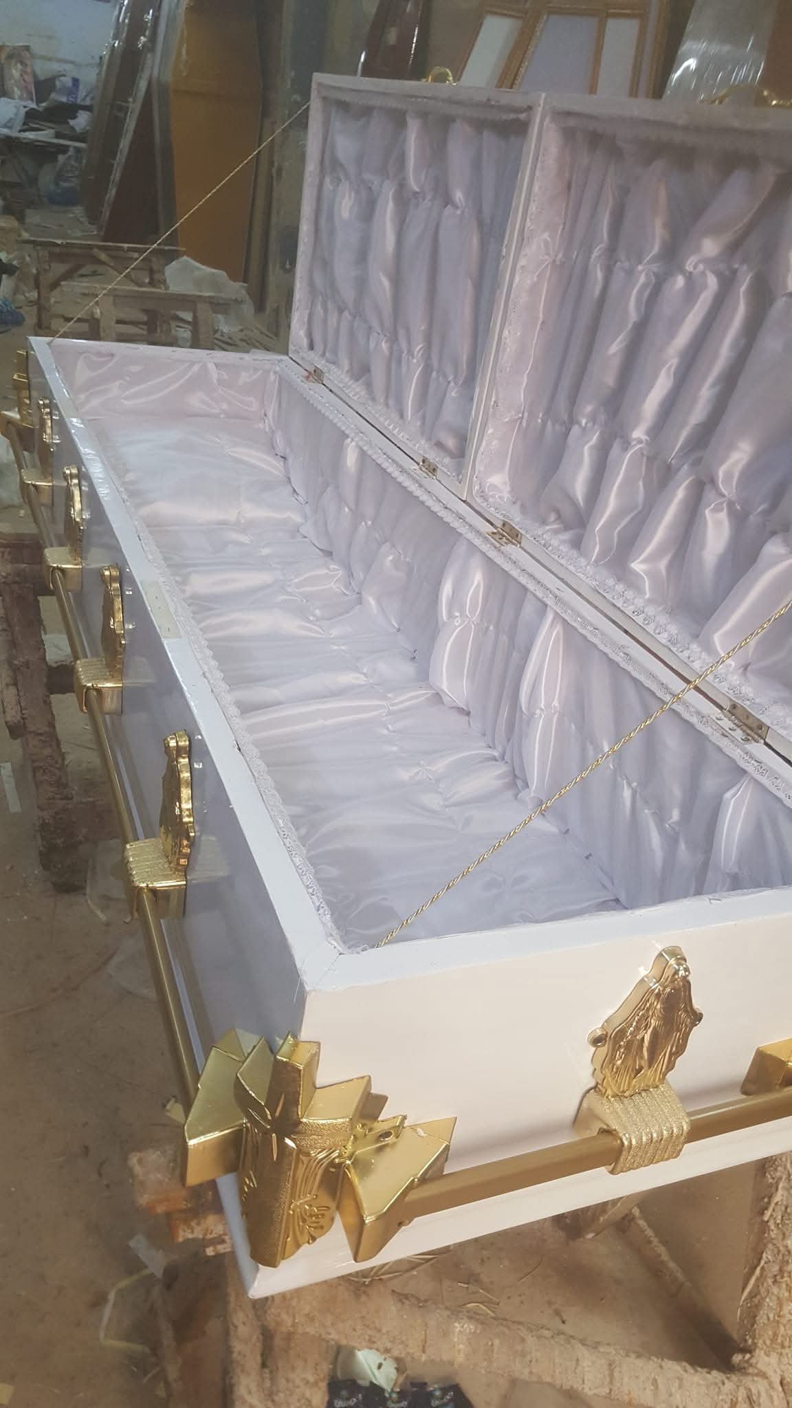 نعش أبيض مبطن