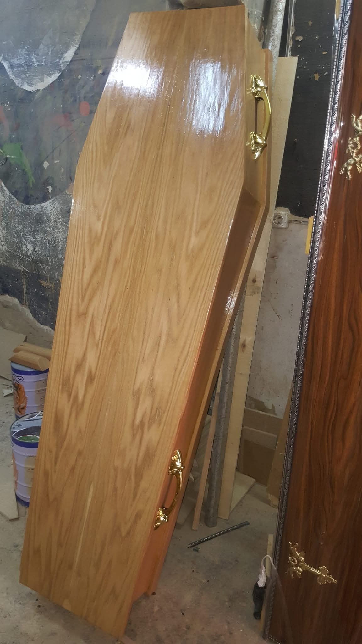 نعش خشبي بسيط